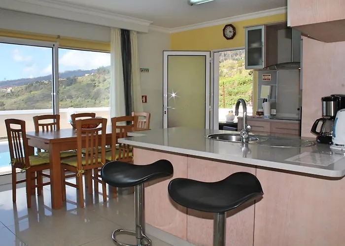 Tranquil With Pool In Arcoview